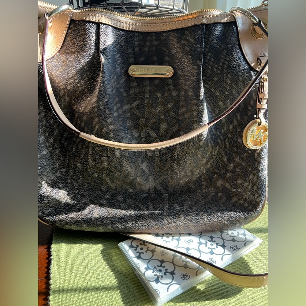 almost brand new Michael Kors authentic shoulder bag. only used about 5 times.
